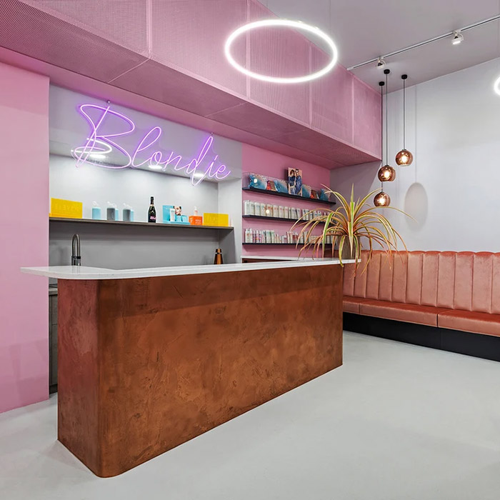 نقش تابلوهای سالن زیبایی و تأثیرات روانشناختی آن بر مشتریان 4 نقش تابلوهای سالن زیبایی و تأثیرات روانشناختی آن بر مشتریان