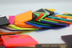 تابلو پلکسی چیست و چه کاربردی دارد؟ 1 تابلو پلکسی چیست و چه کاربردی دارد؟