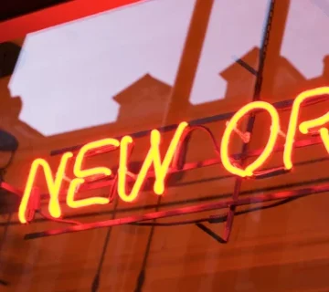 تفاوت تابلو چلنیوم و تابلو نئون پلاستیک چیست؟ 5 تفاوت تابلو چلنیوم و تابلو نئون پلاستیک چیست؟