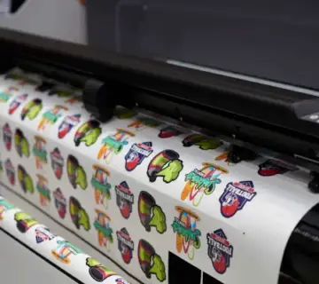 برش استیکر چاپ شده